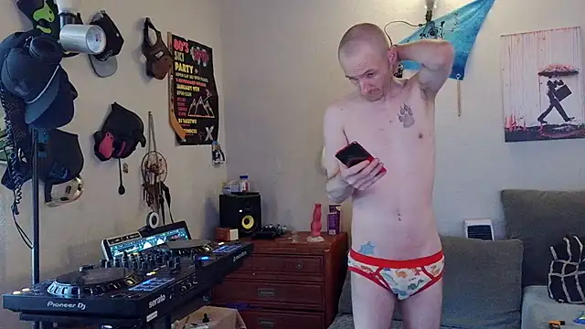 Snapshot of pyrowuff chatting on July 6, 12:40 am pyrowuff online show from July 6, 12:40 am