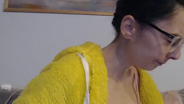 Snapshot of cleophee chatting on March 2, 6:25 am cleophee online show from March 2, 6:25 am