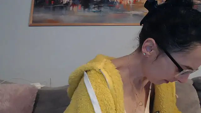 Snapshot of cleophee chatting on April 2, 5:49 am cleophee online show from April 2, 5:49 am