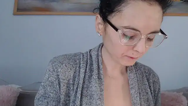 Snapshot of cleophee chatting on April 17, 5:43 am cleophee online show from April 17, 5:43 am