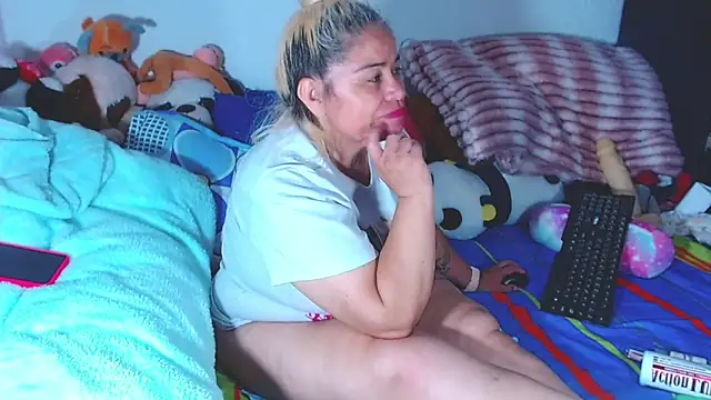 Snapshot of estrellita_fugaz16x chatting on June 5, 3:02 am estrellita fugaz16x online show from June 5, 3:02 am