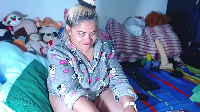 Snapshot of estrellita_fugaz16x chatting on June 11, 4:10 am estrellita fugaz16x online show from June 11, 4:10 am