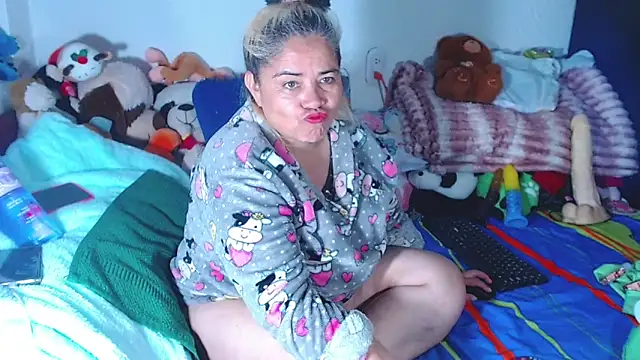 Snapshot of estrellita_fugaz16x chatting on June 12, 4:33 am estrellita fugaz16x online show from June 12, 4:33 am