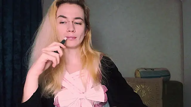 xxxcharismaaa online show from December 5, 4:42 am