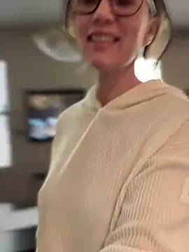 MaiseKnox online show from December 19, 6:45 pm