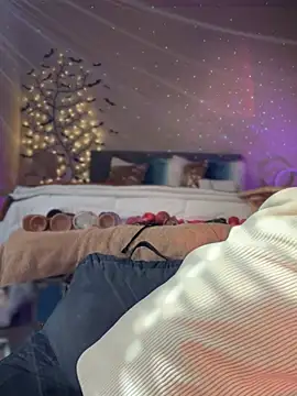 MaiseKnox online show from March 16, 4:45 pm