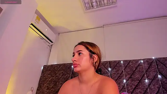 Snapshot of Vivi_prinncess chatting on February 8, 2:04 am Vivi prinncess online show from February 8, 2:04 am