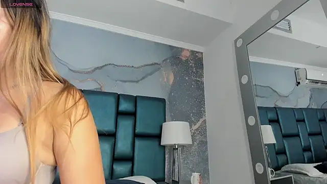 Snapshot of Vivi_prinncess chatting on September 18, 10:01 pm Vivi prinncess online show from September 18, 10:01 pm