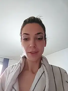 JoLeNe27 online show from December 19, 6:20 am