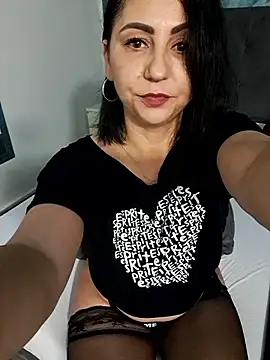 Snapshot of charrlote_love chatting on April 18, 3:27 pm charrlote love online show from April 18, 3:27 pm