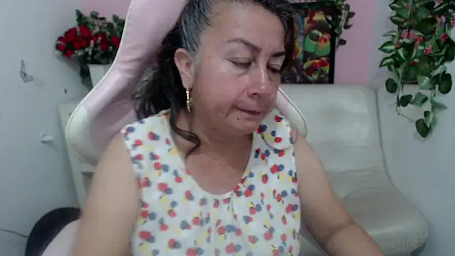 Snapshot of stepmother_105 chatting on September 30, 7:52 pm stepmother 105 online show from September 30, 7:52 pm