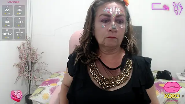 Snapshot of stepmother_105 chatting on October 31, 8:10 pm stepmother 105 online show from October 31, 8:10 pm