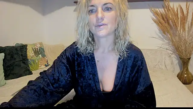 Snapshot of Jadore_able chatting on October 28, 2:37 am Jadore able online show from October 28, 2:37 am