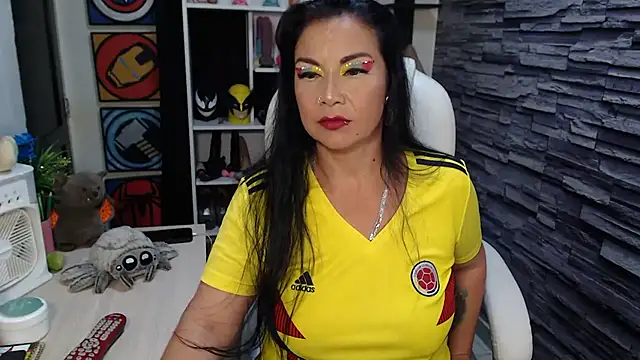 Snapshot of Cruela_deviil chatting on June 24, 12:42 am Cruela deviil online show from June 24, 12:42 am