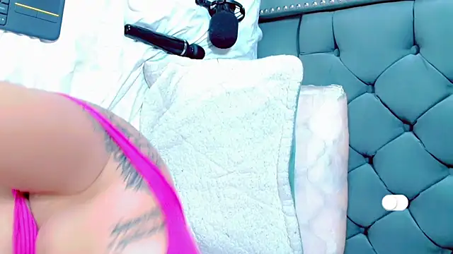 Imannejulienne online show from January 24, 11:02 pm