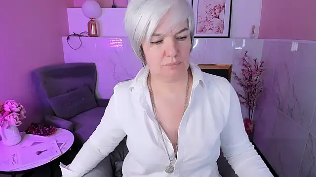 Snapshot of CarmenSoft chatting on April 11, 7:45 am CarmenSoft online show from April 11, 7:45 am