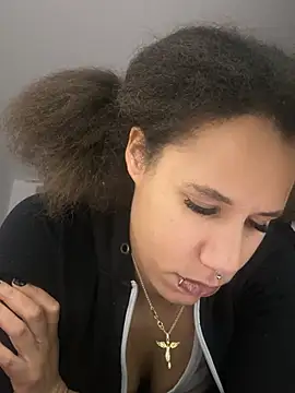 Snapshot of AaliyahHarris chatting on January 29, 6:28 pm AaliyahHarris online show from January 29, 6:28 pm