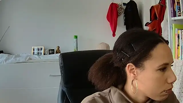 Snapshot of AaliyahHarris chatting on March 20, 12:53 pm AaliyahHarris online show from March 20, 12:53 pm