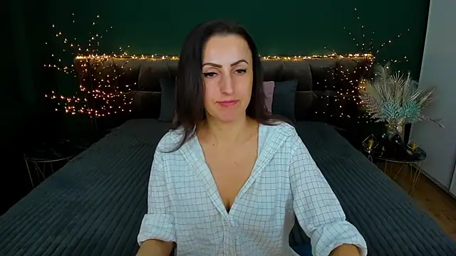 Rebecca Diamond online show from January 23, 7:32 am