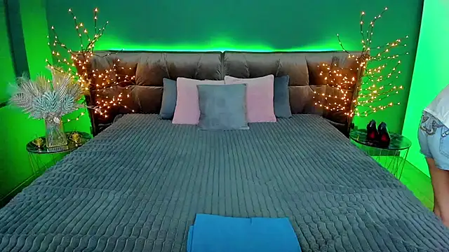 Rebecca Diamond online show from January 28, 10:45 am