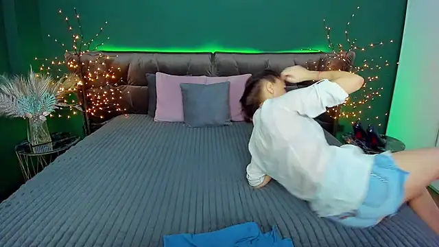 Rebecca Diamond online show from February 9, 6:43 am