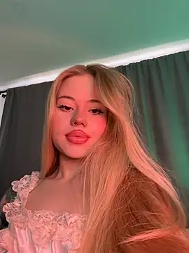 curchez  online show from February 5, 8:35 pm