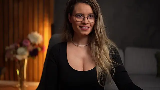 BrandyWhite online show from December 4, 6:01 am