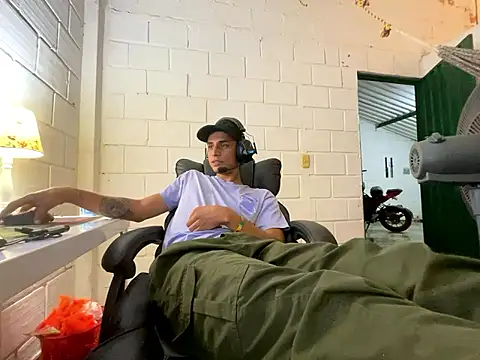 Max TheHorseDick online show from November 2, 1:08 am