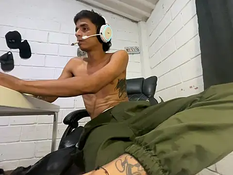 Max TheHorseDick online show from July 2, 4:07 am