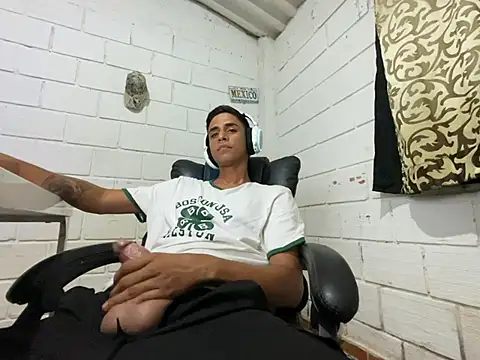 Max TheHorseDick online show from July 23, 4:43 am