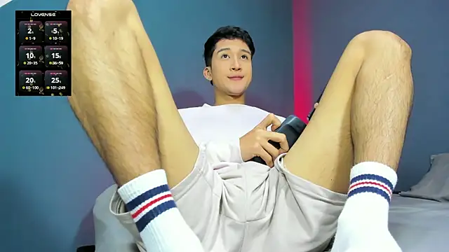 Snapshot of tom_Howard chatting on December 6, 2:35 am tom Howard online show from December 6, 2:35 am