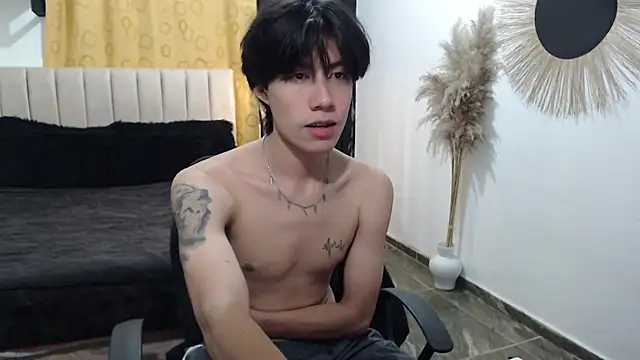 Snapshot of Elio-cam chatting on March 5, 3:46 am Elio-cam online show from March 5, 3:46 am