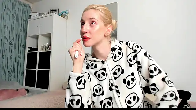 KenzieDawton online show from March 9, 7:12 am