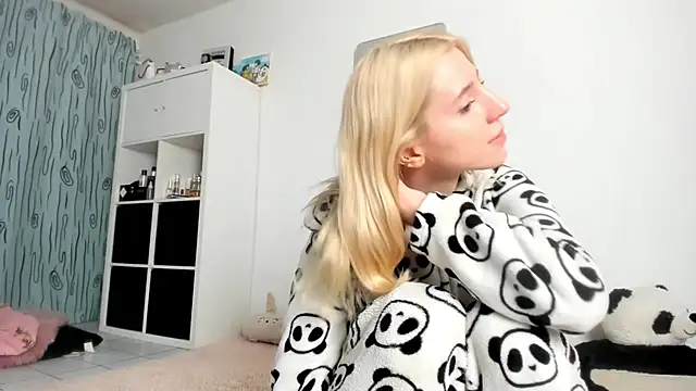 KenzieDawton online show from October 10, 6:01 am