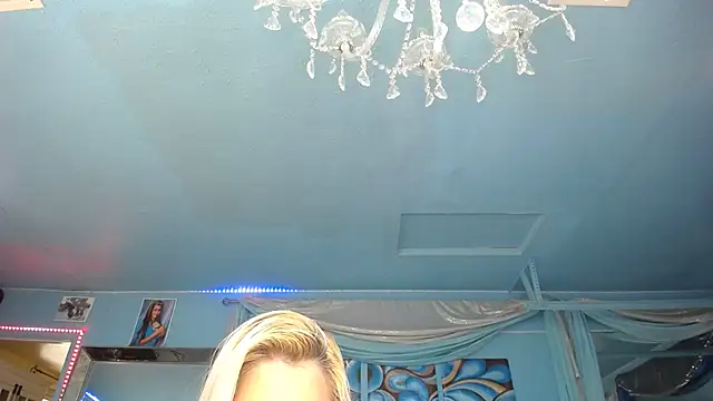 ADRIANNA FOX online show from February 4, 7:00 pm
