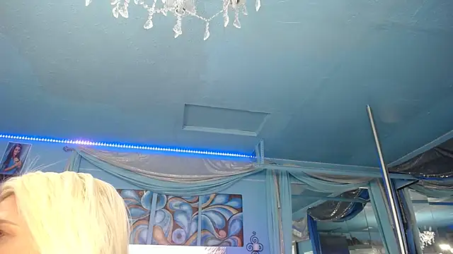 ADRIANNA FOX online show from October 14, 7:03 pm