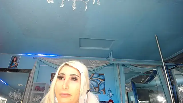 ADRIANNA FOX online show from December 4, 6:05 pm