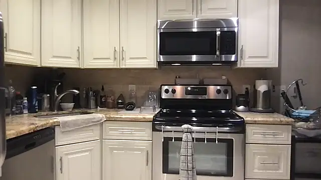 Snapshot of BigGuyMuscle chatting on September 28, 1:44 am BigGuyMuscle online show from September 28, 1:44 am