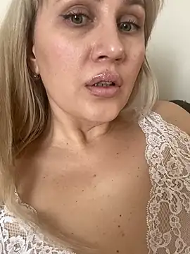 YourBlondee online show from March 12, 7:13 am