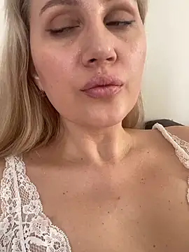 YourBlondee online show from March 13, 6:48 am