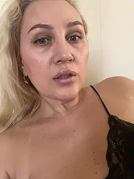 Snapshot of YourBlondee chatting on February 20, 5:26 am YourBlondee online show from February 20, 5:26 am