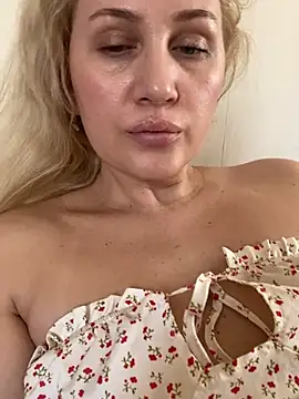 Snapshot of YourBlondee chatting on April 9, 6:41 am YourBlondee online show from April 9, 6:41 am