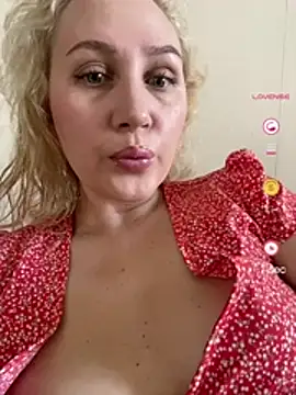 Snapshot of YourBlondee chatting on April 27, 3:37 am YourBlondee online show from April 27, 3:37 am