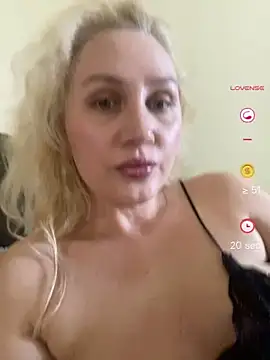 Snapshot of YourBlondee chatting on May 4, 4:08 am YourBlondee online show from May 4, 4:08 am