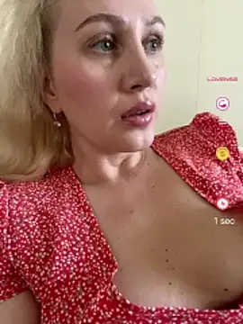 Snapshot of YourBlondee chatting on May 5, 3:36 am YourBlondee online show from May 5, 3:36 am