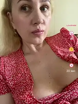 Snapshot of YourBlondee chatting on June 2, 12:45 am YourBlondee online show from June 2, 12:45 am