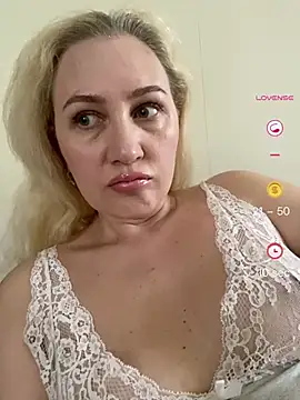 Snapshot of YourBlondee chatting on June 8, 1:39 am YourBlondee online show from June 8, 1:39 am