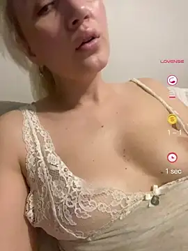 Snapshot of YourBlondee chatting on June 8, 1:44 pm YourBlondee online show from June 8, 1:44 pm
