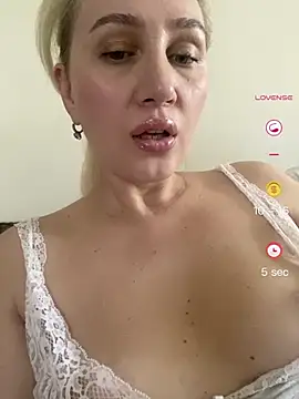 Snapshot of YourBlondee chatting on June 9, 4:24 am YourBlondee online show from June 9, 4:24 am