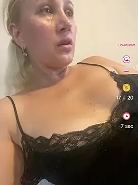 YourBlondee online show from July 18, 1:15 pm